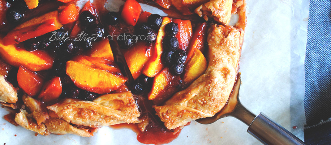 Galette de melocotón, arándanos y moras al azafrán