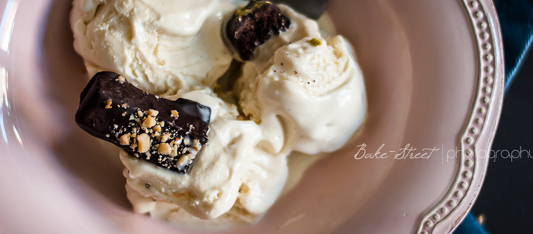 Helado de chocolate blanco y pimienta de Jamaica
