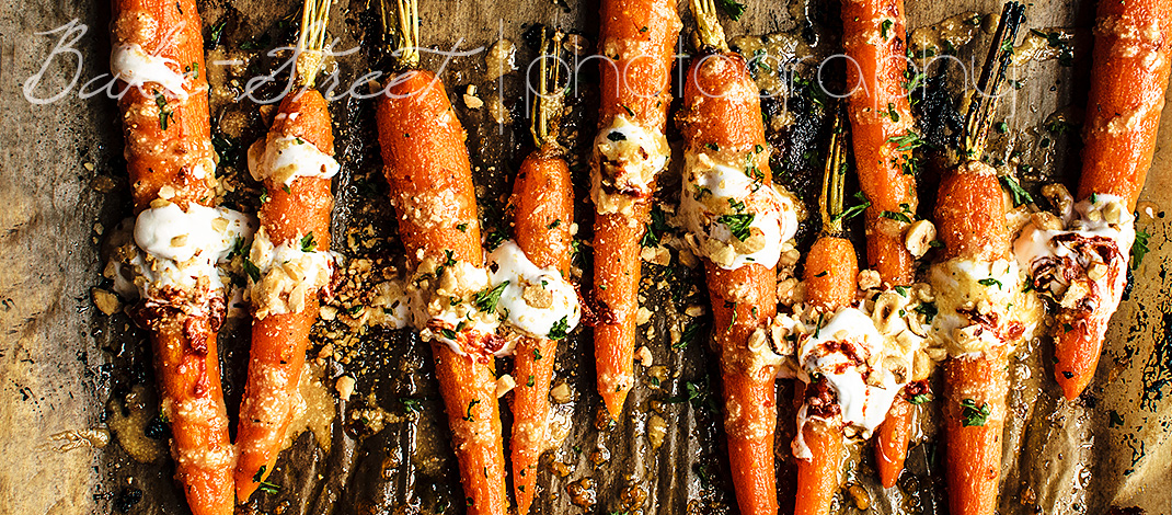 Zanahorias asadas con salsa de miel, especias y harissa