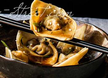Wontons de gambas con salsa estilo Sichuan