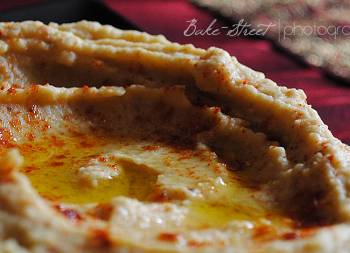 Hummus con bastoncillos de aceitunas negras
