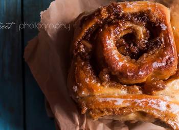 Bollos de Chelsea con toffee y jengibre