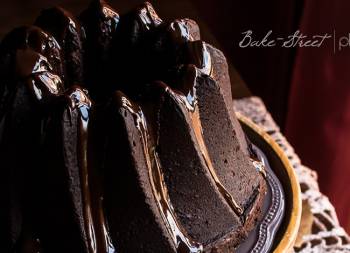 Tunnel of fudge cake