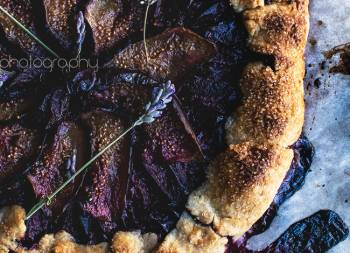 Galette de ciruelas, brevas y lavanda