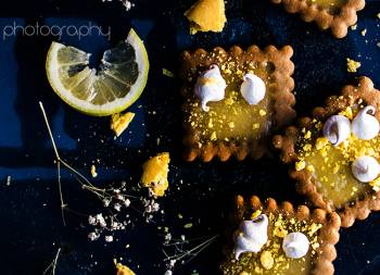 Galletas de lemon curd y cardamomo con merengue