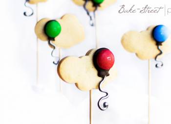 Nubes de galleta y globos de M&Ms