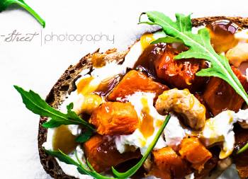 Bruschetta de calabaza asada y requesón