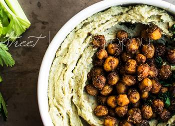 Hummus de aguacate con garbanzos picantes asados