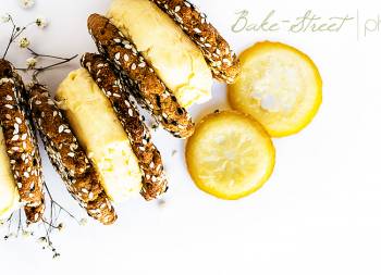 Helado de lemon curd con galletas de tahini
