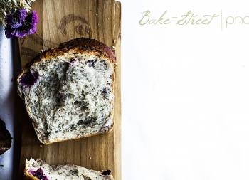 Pan de molde de yogurt, amapola y arándanos