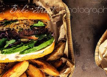 Hamburguesa de judías negras con mayonesa de tamarindo