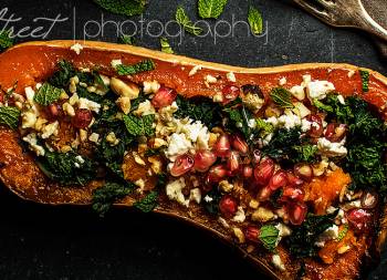 Calabaza asada con kale, feta y granada