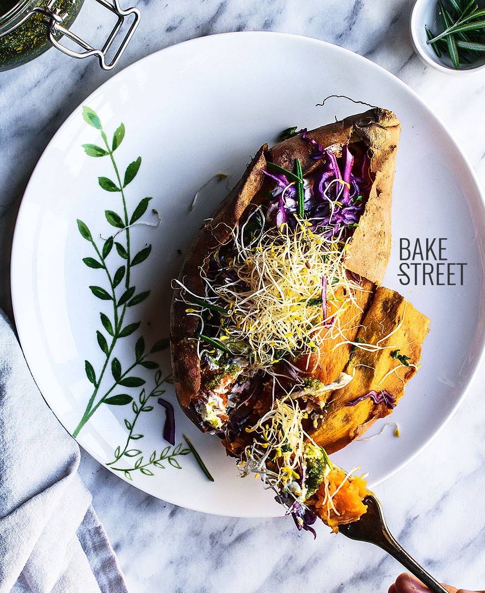 Batata rellena con lombarda y pesto de salvia