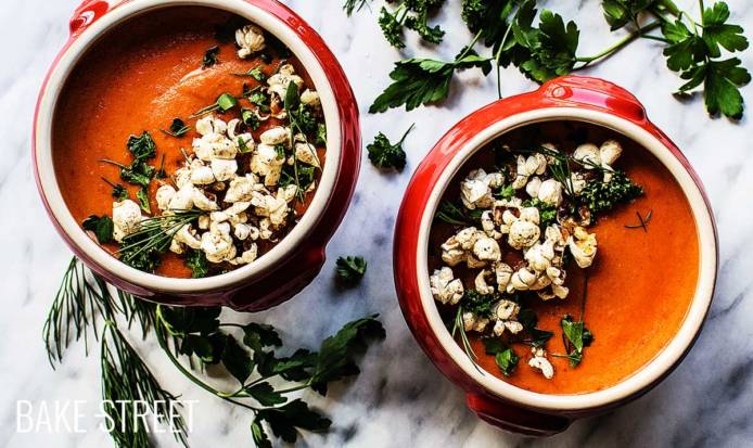 Sopa de tomate con ciruela, Bourbon y palomitas picantes