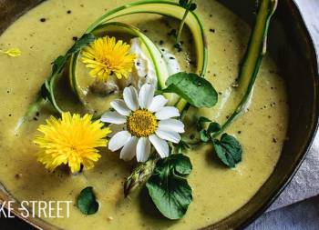 Crema de espárragos, limón y tomate verde con tahini