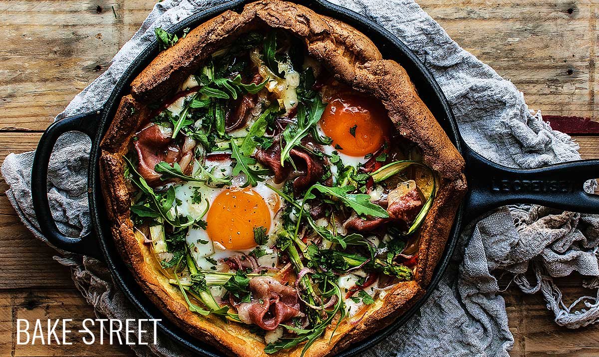 Dutch Baby con jamón, espárragos y huevos