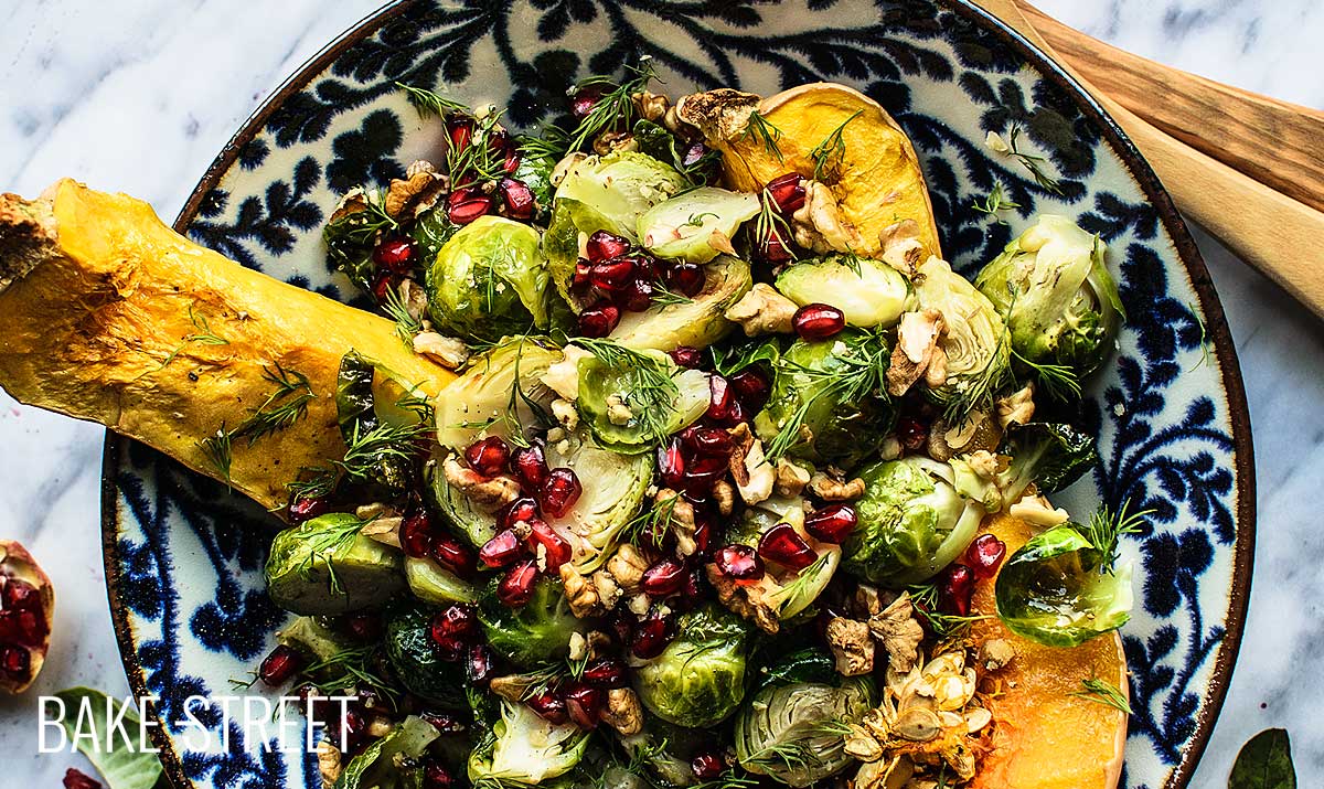 Ensalada templada de coles de Bruselas, granada y vinagreta de manzana