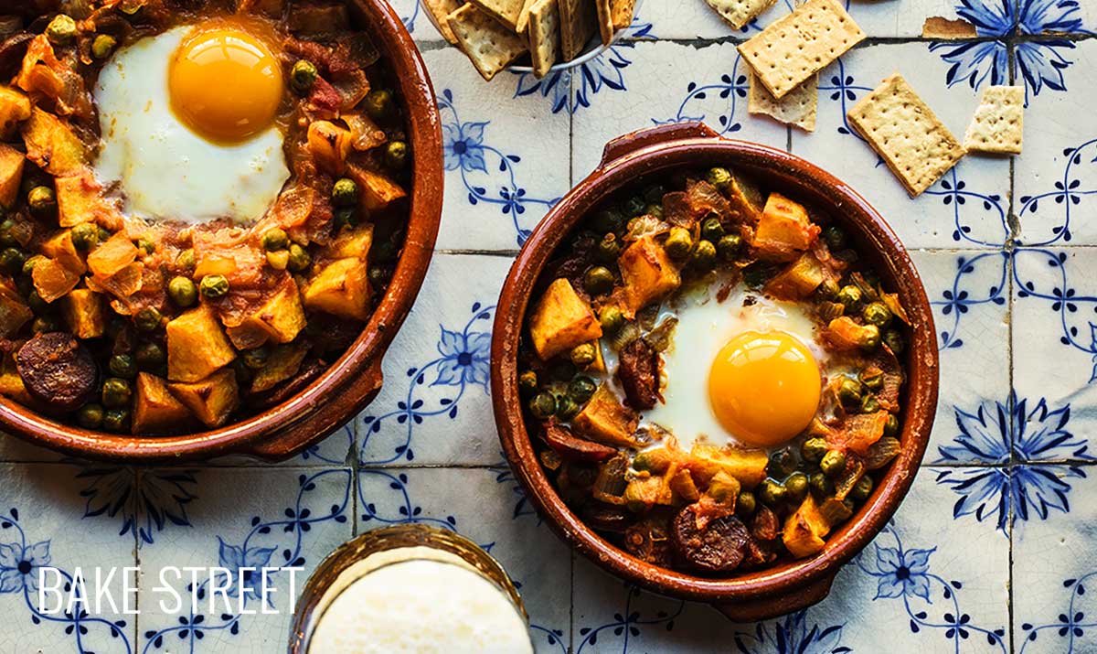 Huevos poché con espárragos y tomates