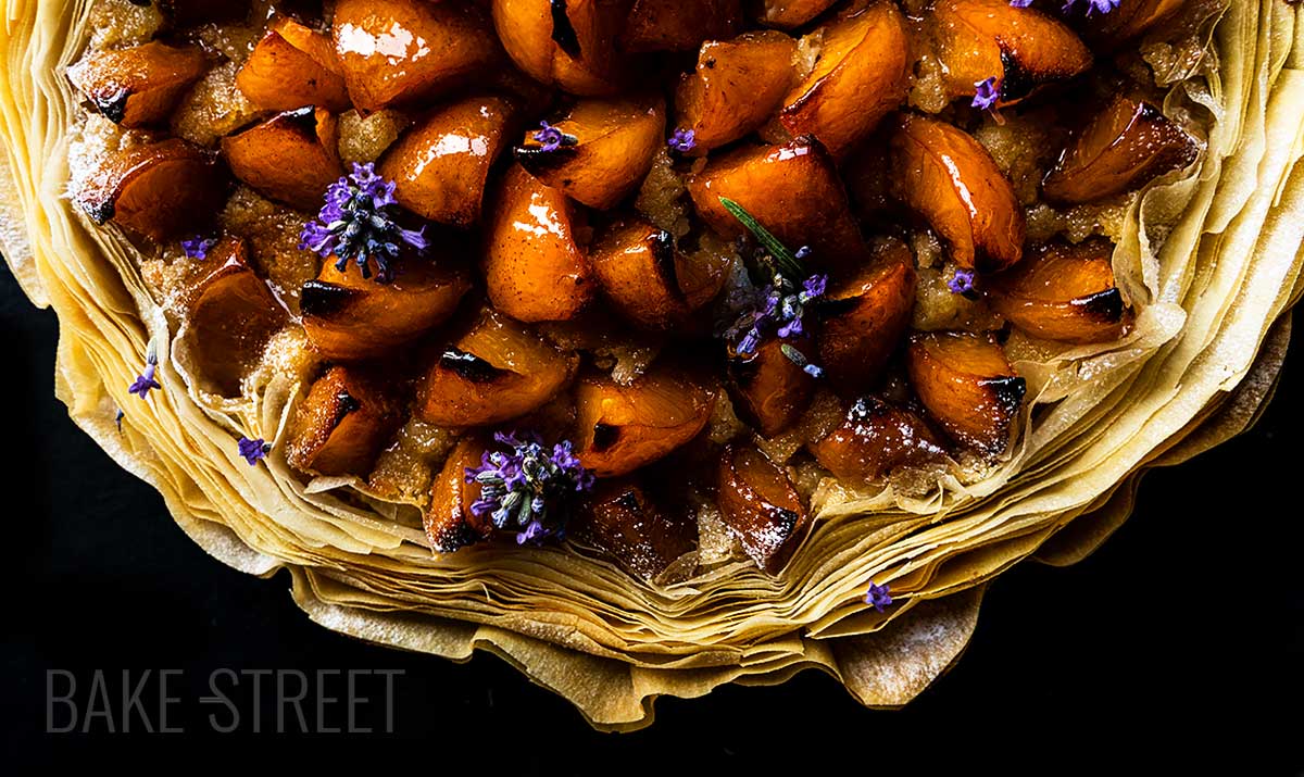 Tarta de crema de almendras y albaricoques