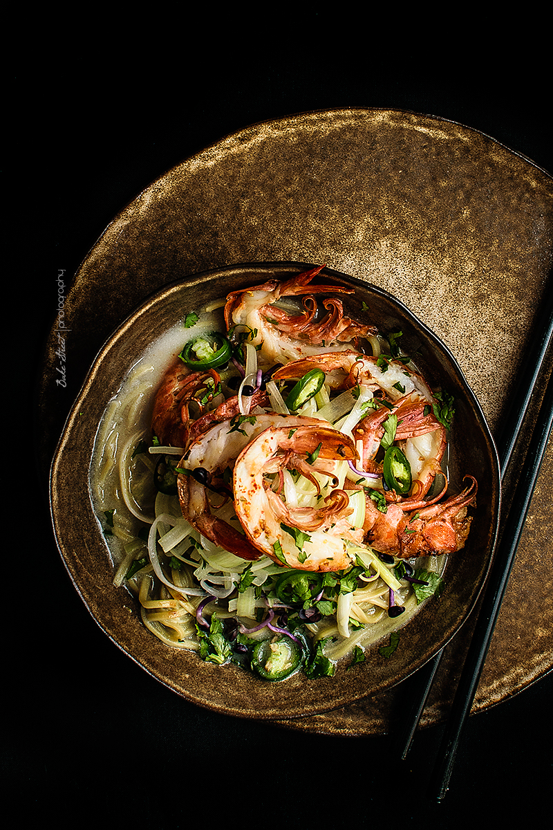 Sopa de coco y gambas con noodles de te matcha