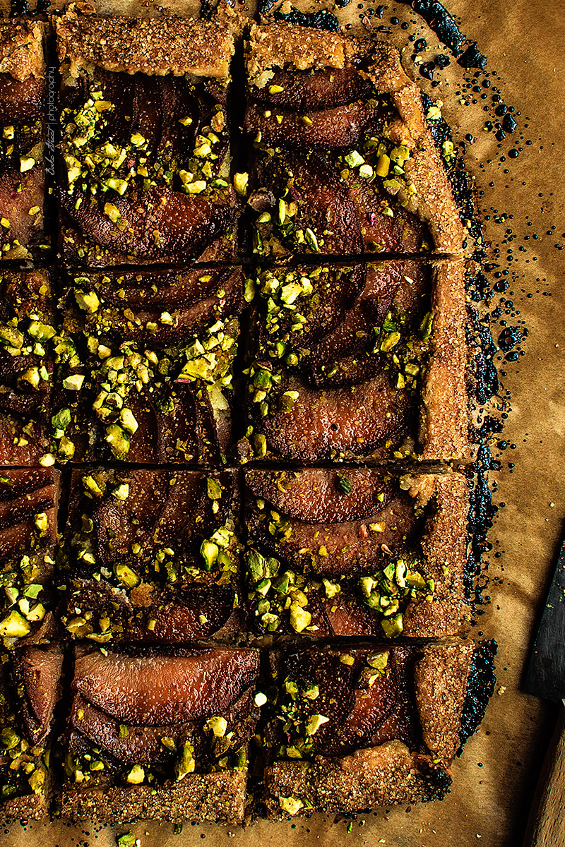 Galette de membrillo, crema de almendra y pistachos