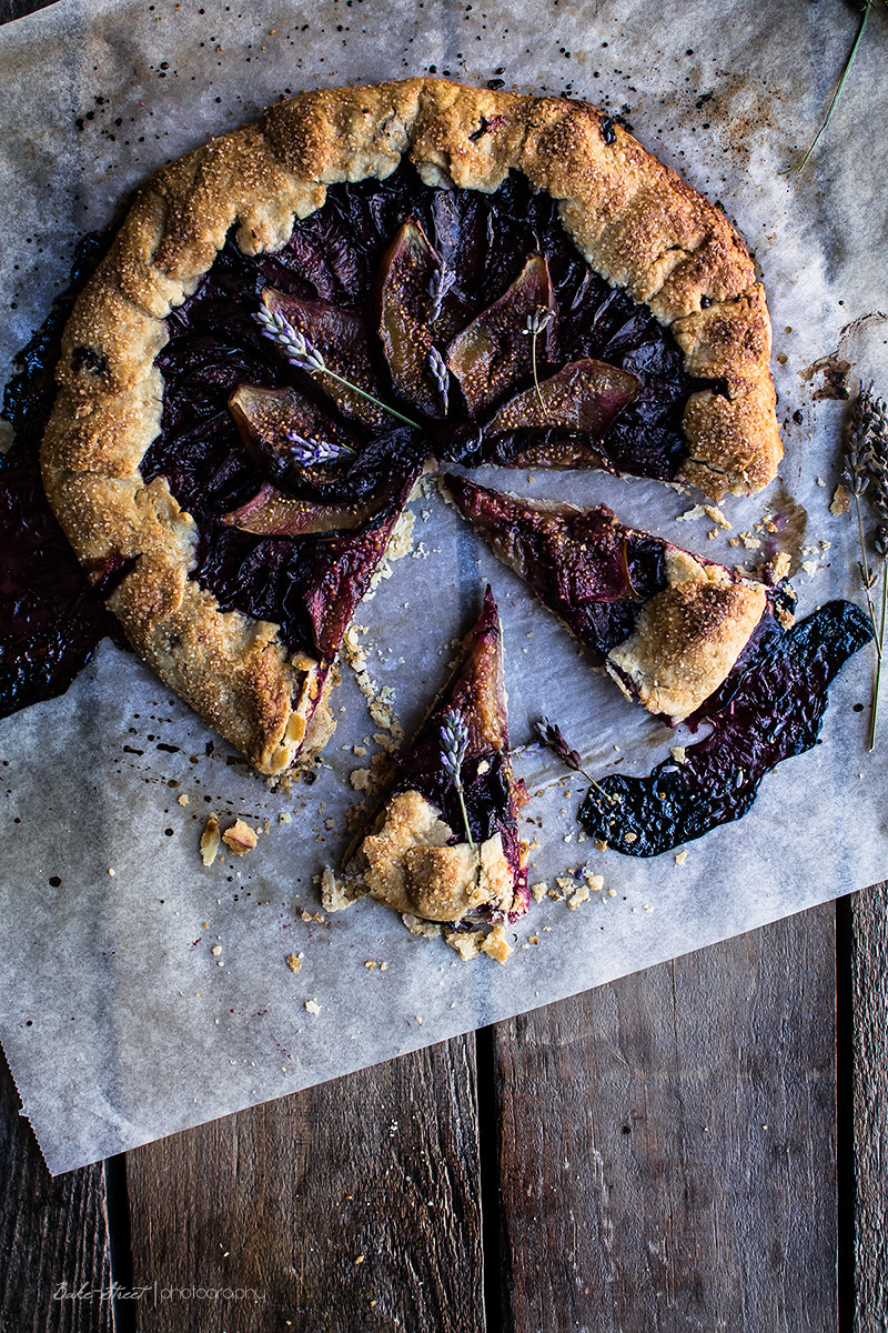 Galette de ciruelas, brevas y lavanda 