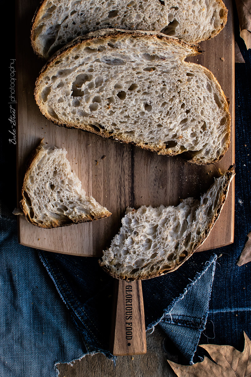 Pan de agua fermentada con chile y avellanas