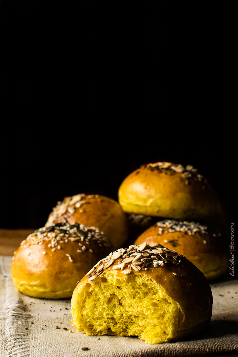 Pan de hamburguesa con cúrcuma y leche de coco