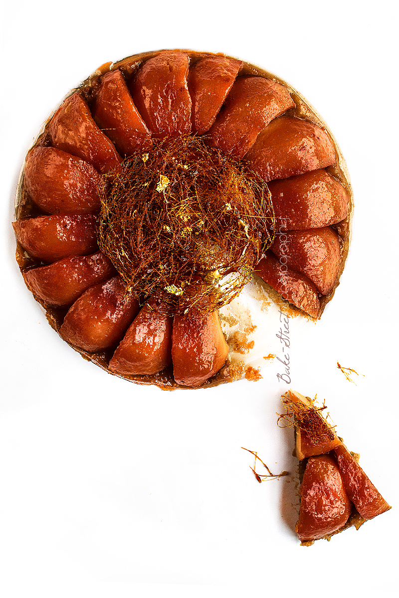 Tarte tatin de membrillo y nido de caramelo