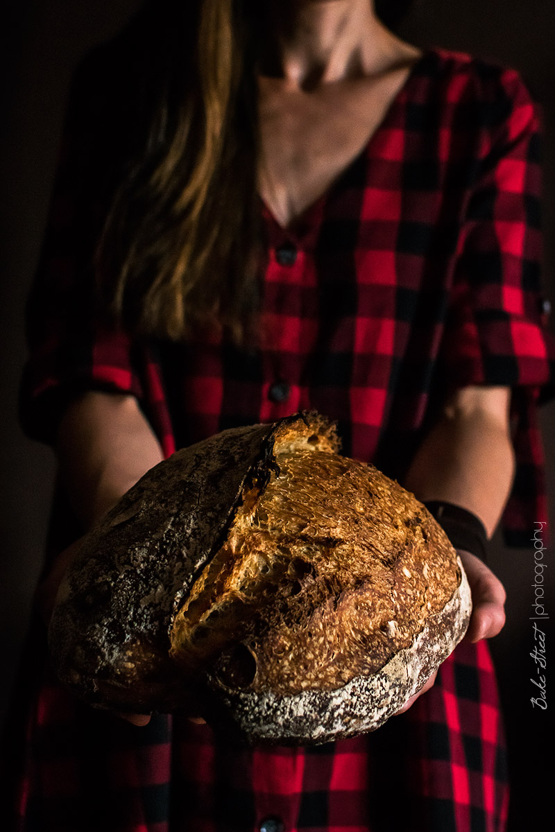 Pan de agua fermentada con chile y avellanas