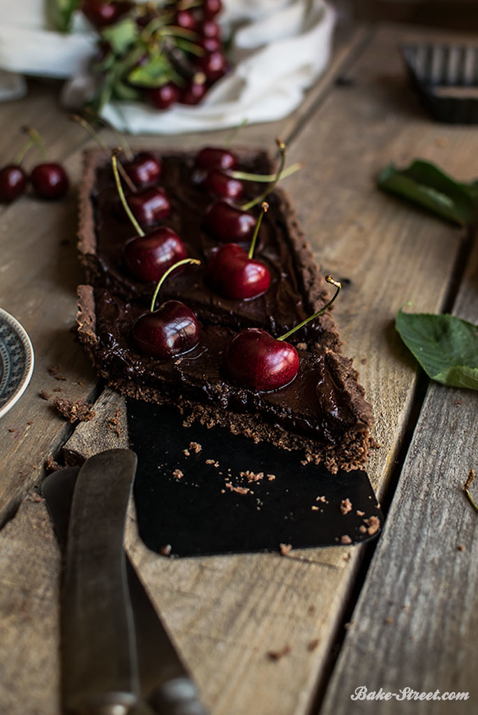 Pastel de chocolate y cerezas