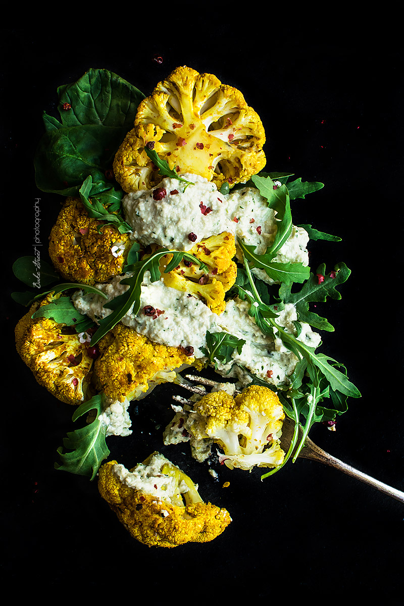 Coliflor Tandoori con raita de anacardos