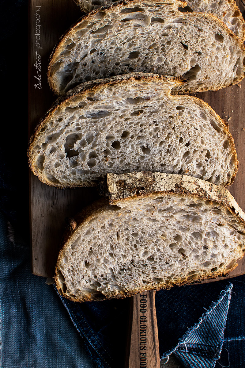 Pan de agua fermentada con chile y avellanas