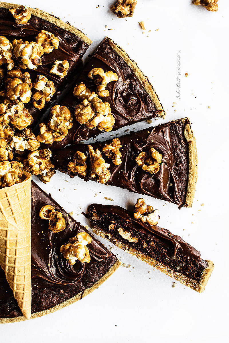 Tarta brownie con palomitas de caramelo