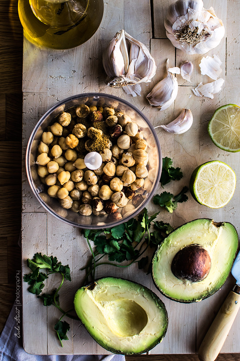 Hummus de aguacate con garbanzos picantes asados