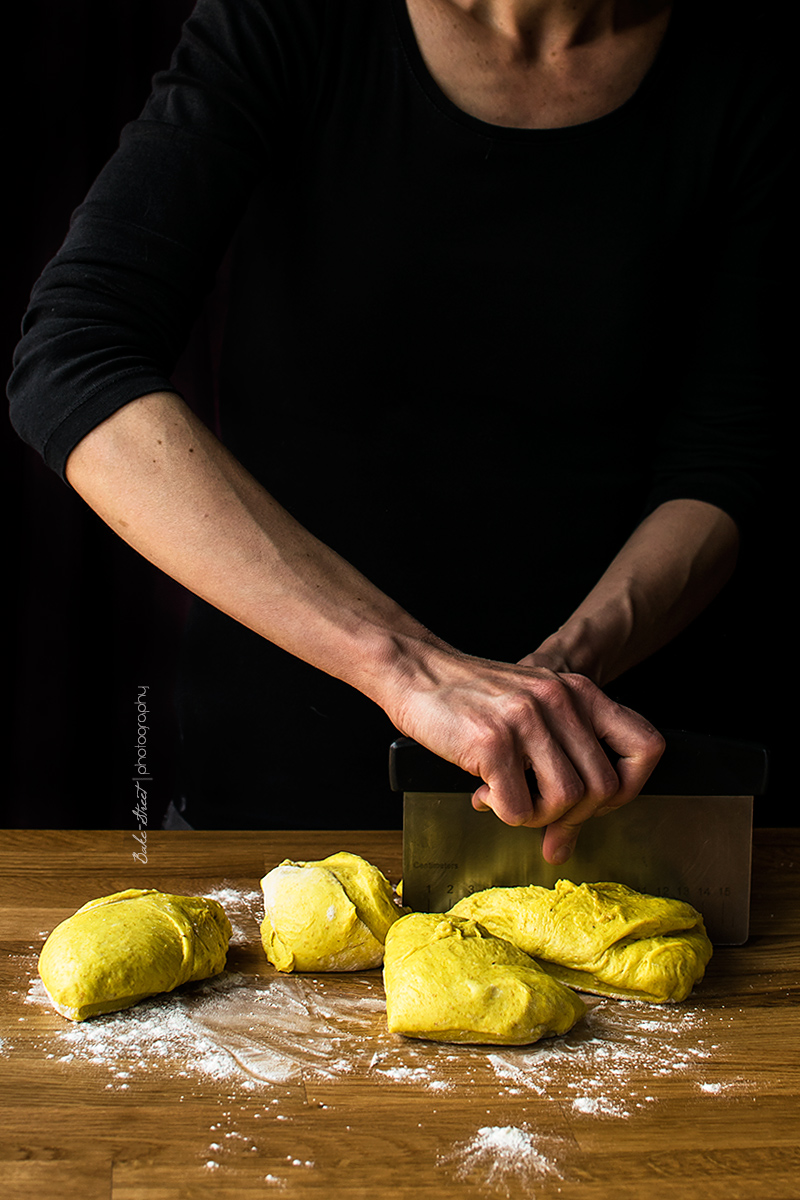 Pan de hamburguesa con cúrcuma y leche de coco