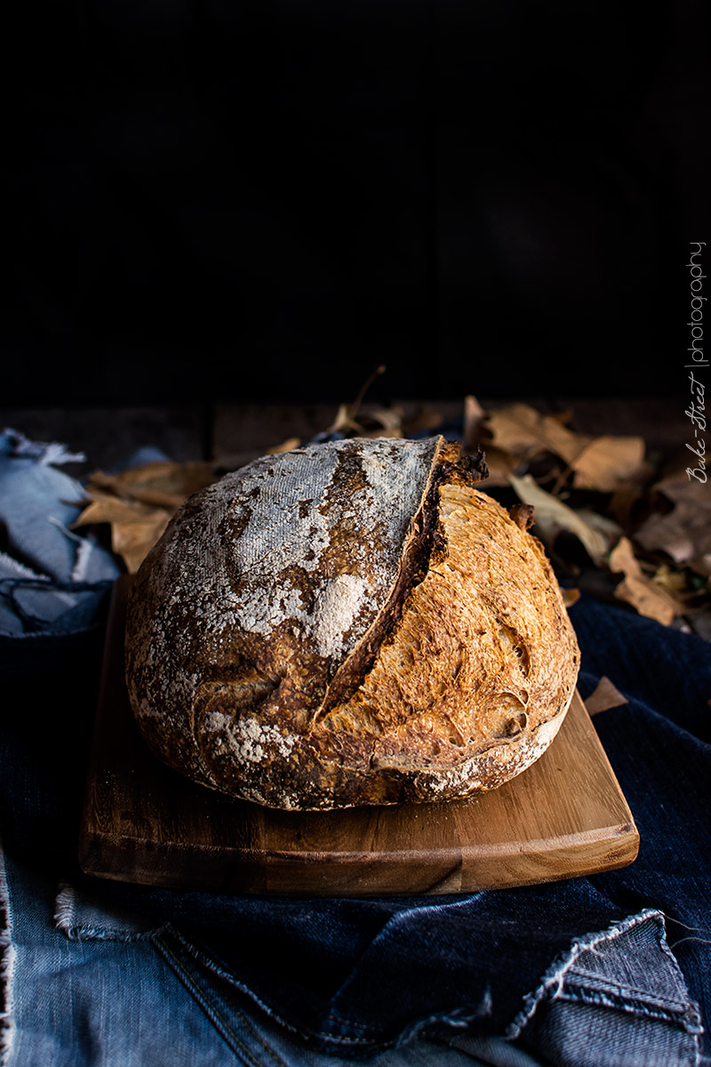 Pan de agua fermentada con chile y avellanas