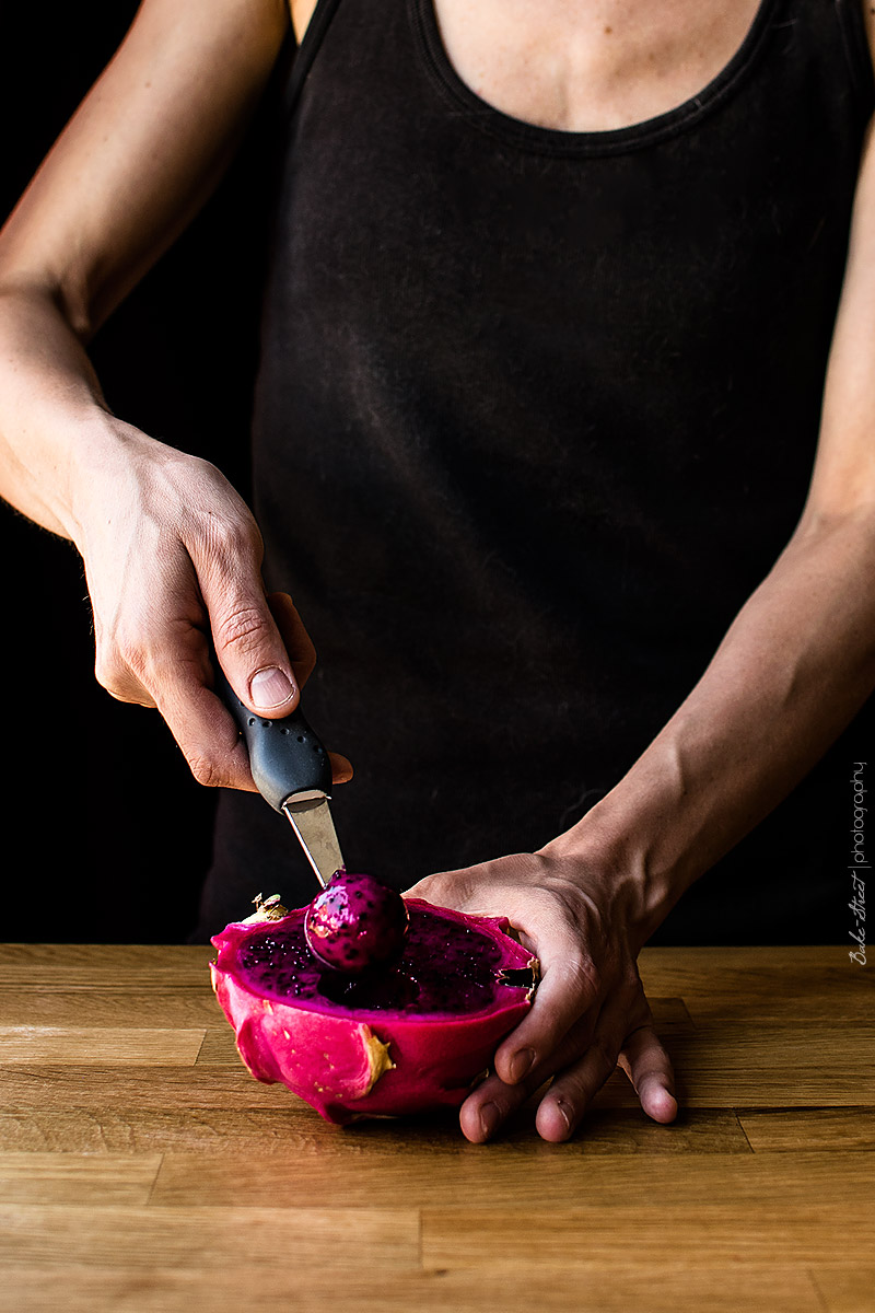 Bol de pitahaya con granola y yogurt de lima