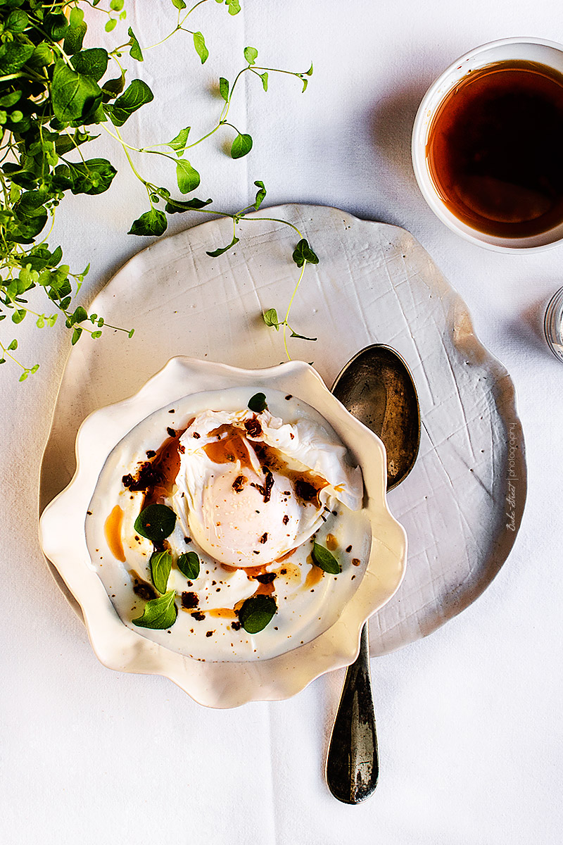 Sopa de yogur con huevo escalfado