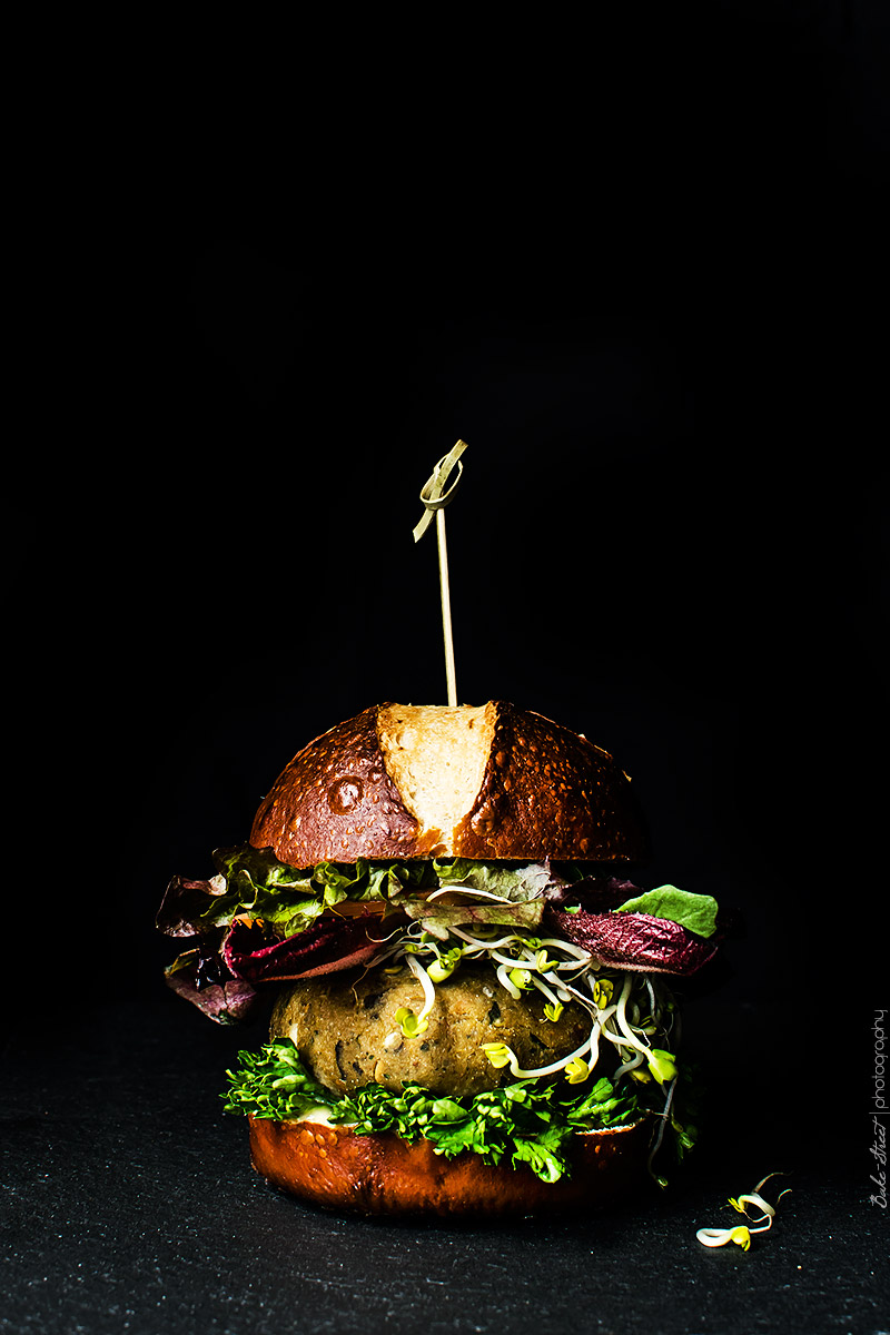 Hamburguesa de berenjena y quinoa con pan de bretzel