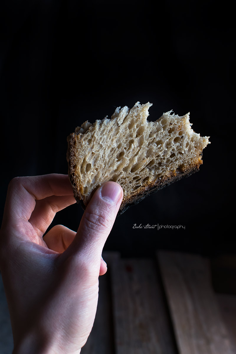 Pan de ajo negro y pomelo rosa confitado