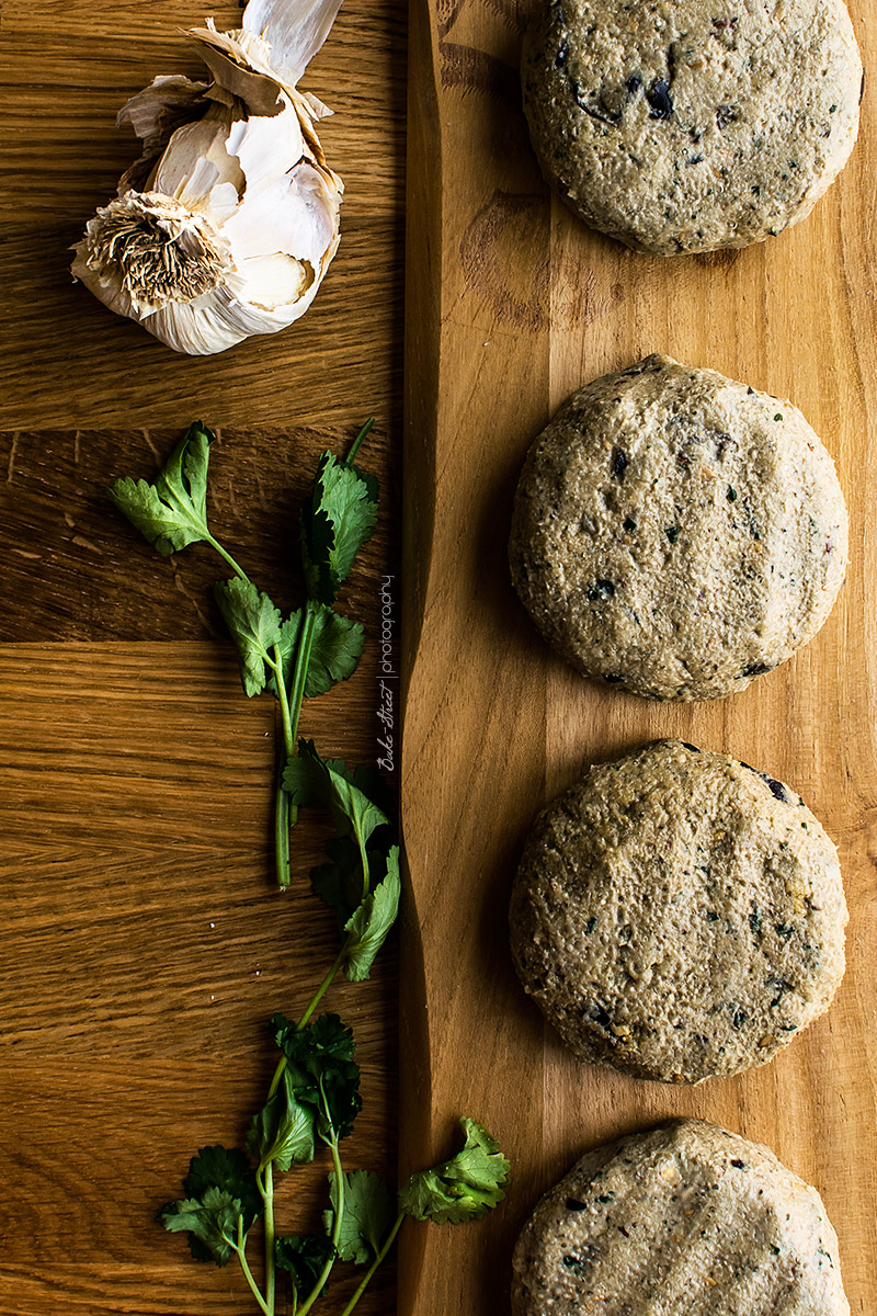 Hamburguesa de berenjena y quinoa con pan de bretzel