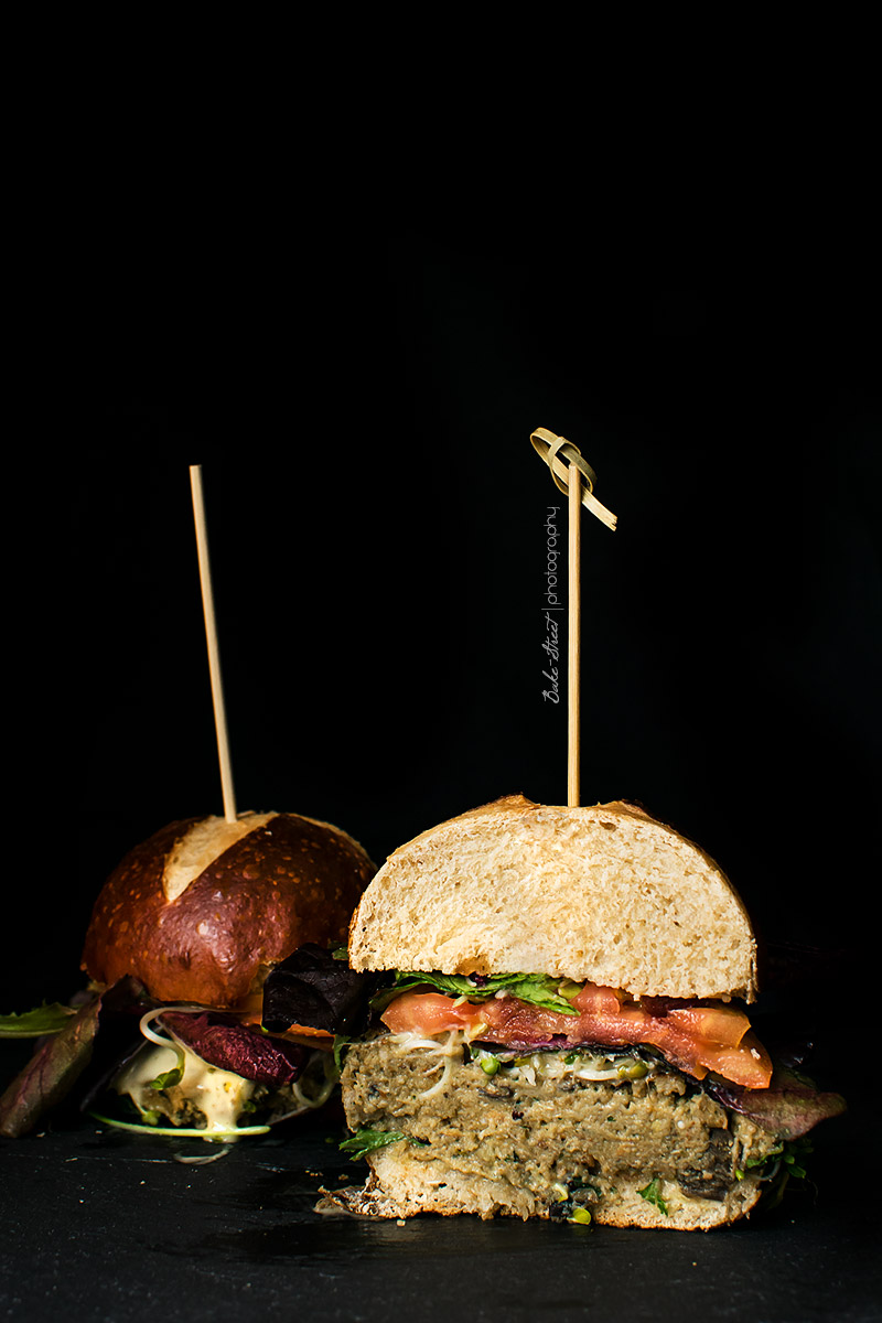 Hamburguesa de berenjena y quinoa con pan de bretzel