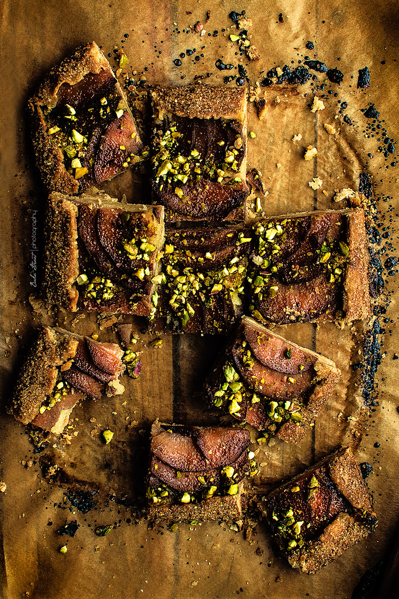 Galette de membrillo, crema de almendra y pistachos