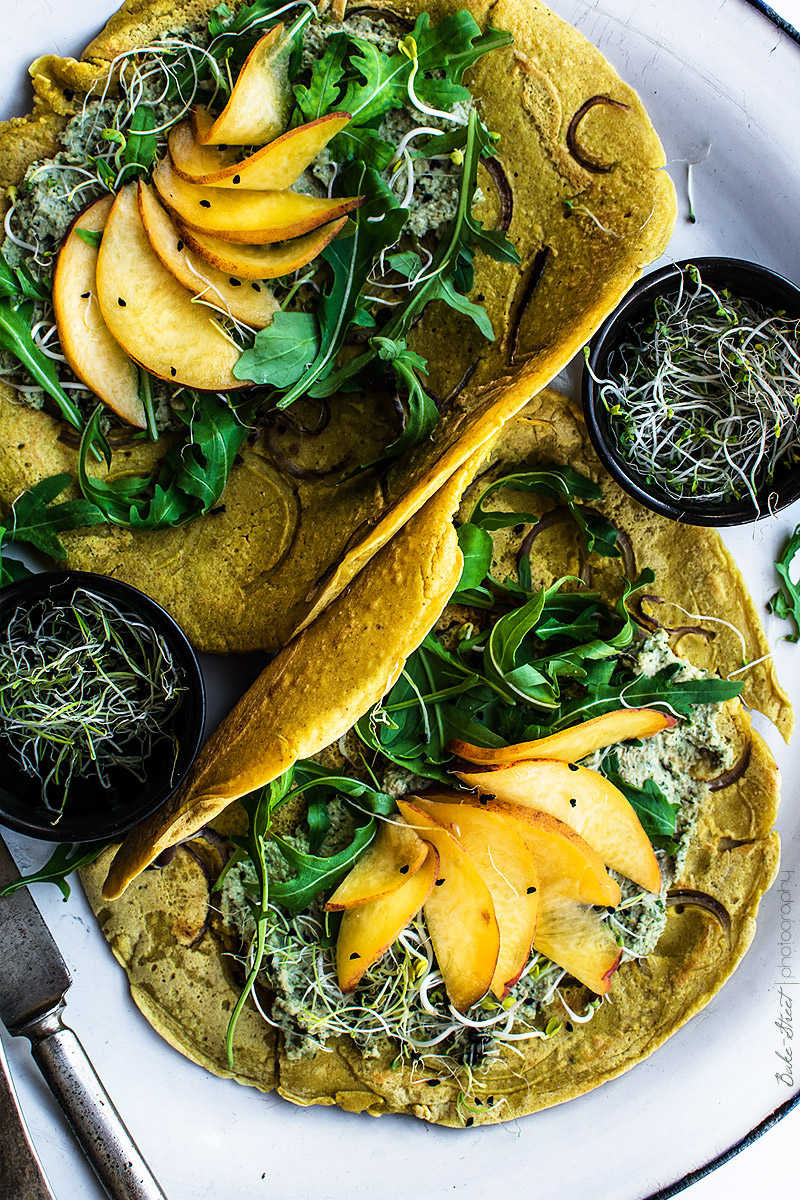 Socca de curry con chutney de pipas, menta y cilantro