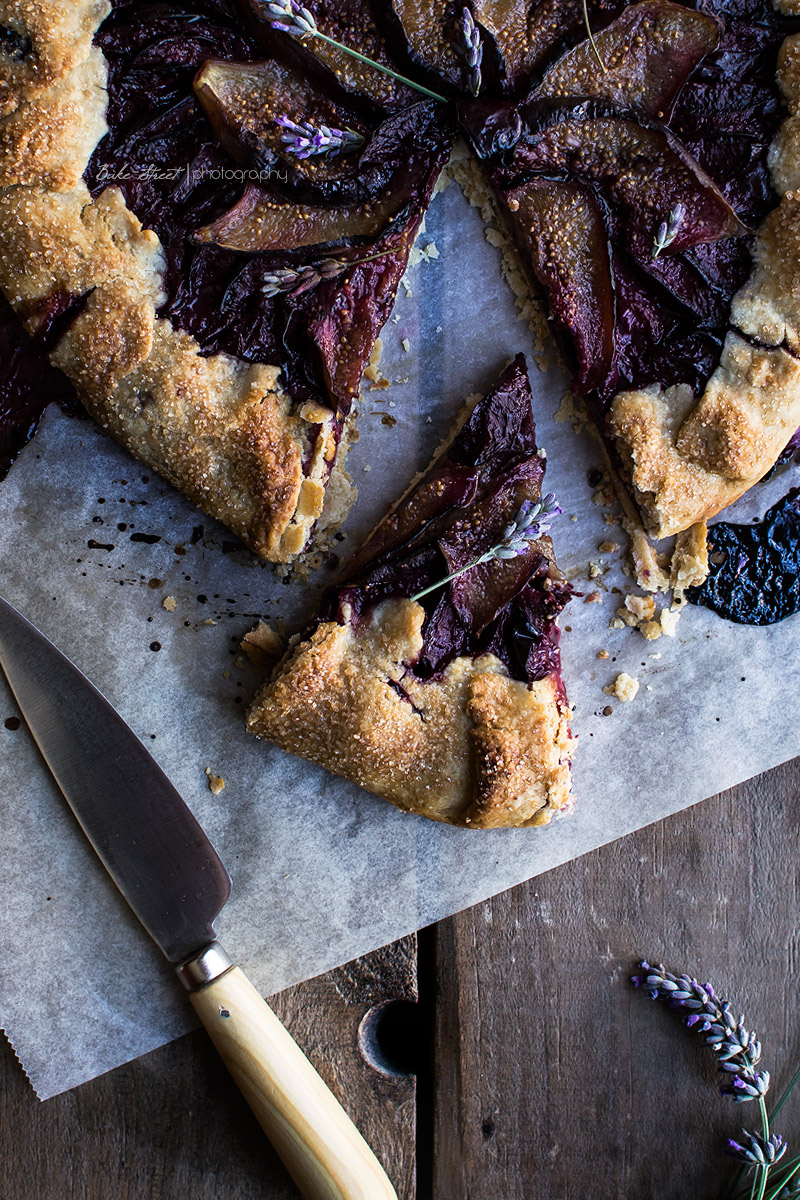 Galette de ciruelas, brevas y lavanda 