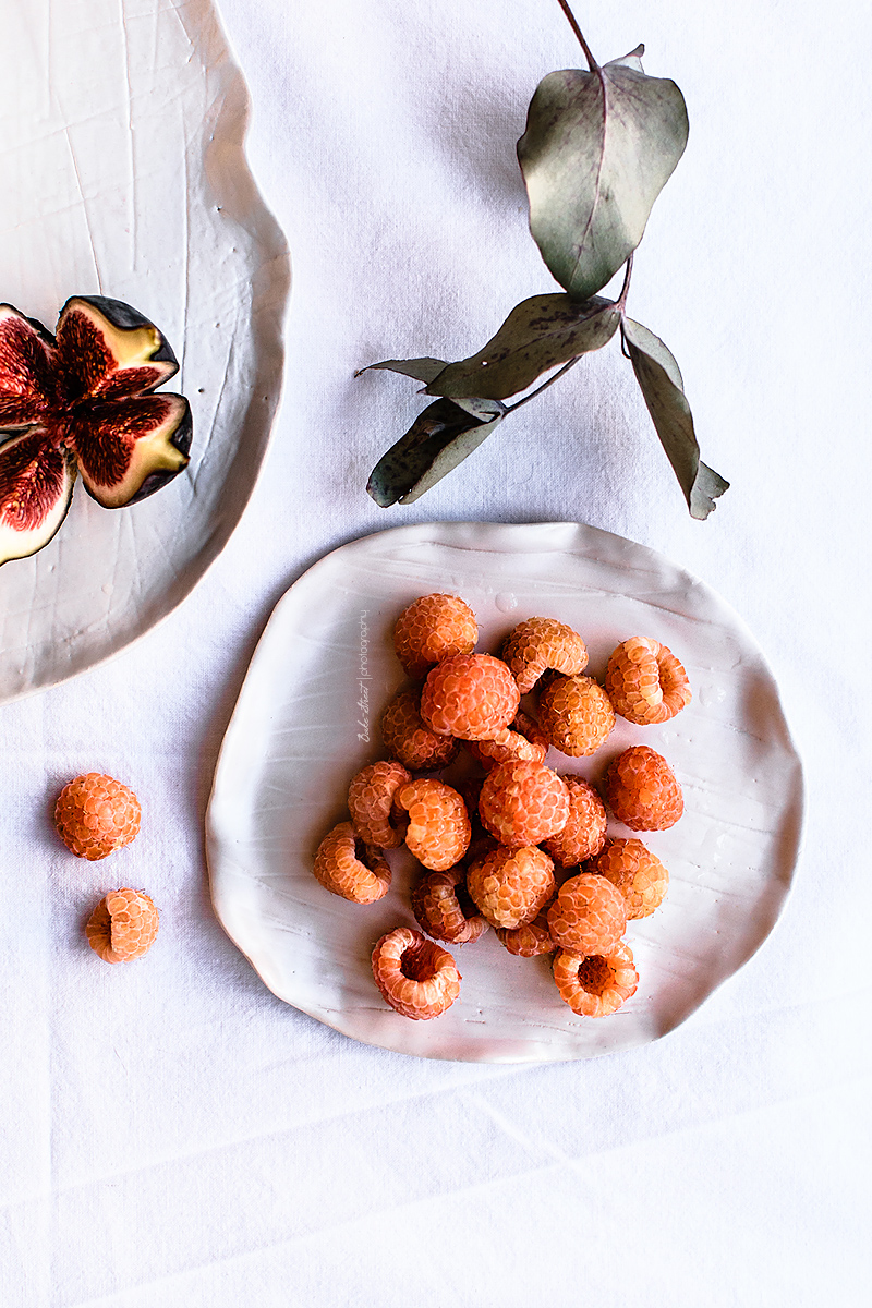 Bizcocho de avellanas con crema de caramelo e higos