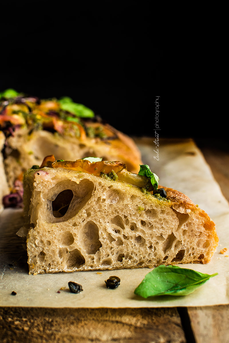 Focaccia de tomate, cebolla y albahaca