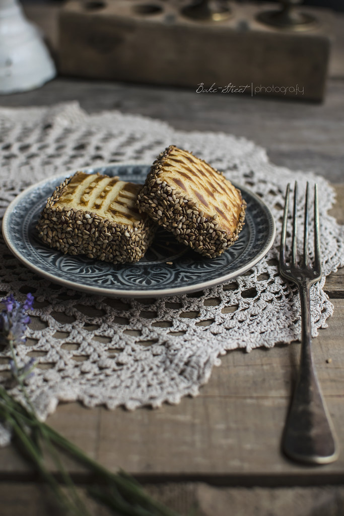 Galletas de sésamo rellenas de dátiles y avellanas