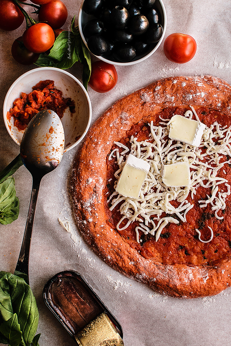 Pizza de pimiento rojo con berenjena, anchoas y aceitunas negras